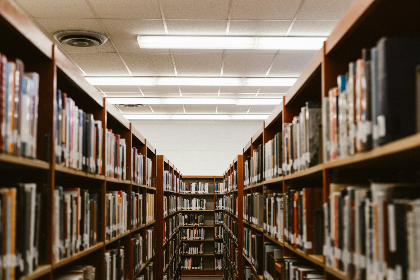 大学图书馆主题配图，非新闻现场