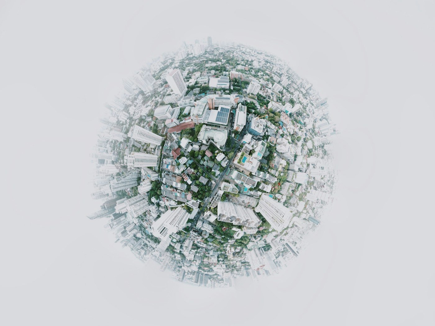 地球与城市主题配图，非新闻现场