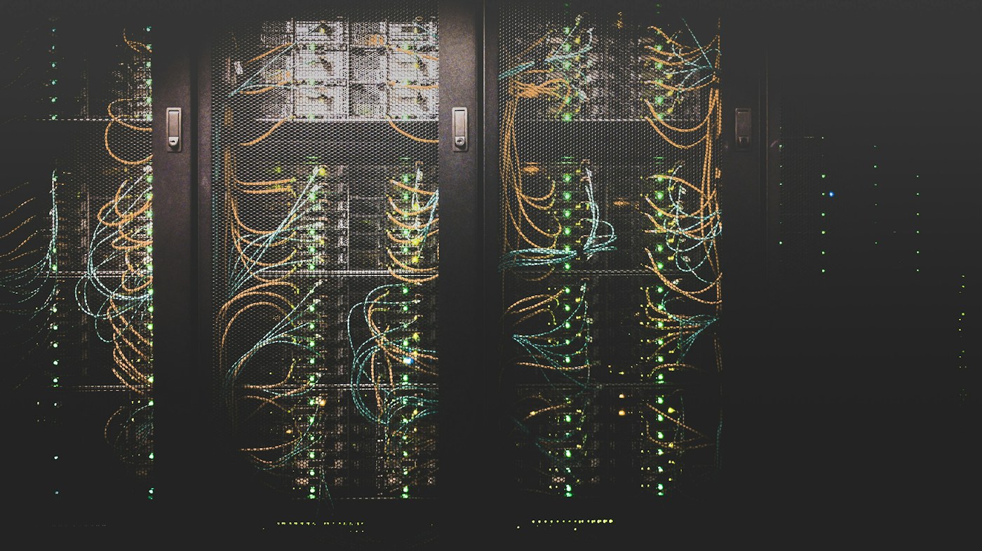 服务器机房主题配图，非报道项目现场